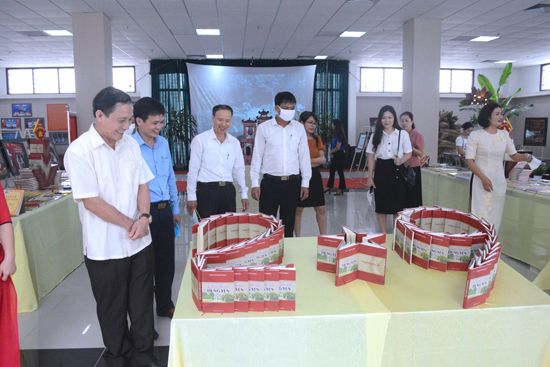 Sở Văn hóa, Thể thao và Du lịch tổ chức trưng bày chuyên đề: “Đảng bộ tỉnh Hưng Yên qua các kỳ đại hội” và “Ngành Văn hóa, Thể thao và Du lịch Hưng Yên - 75 năm xây dựng và phát triển”