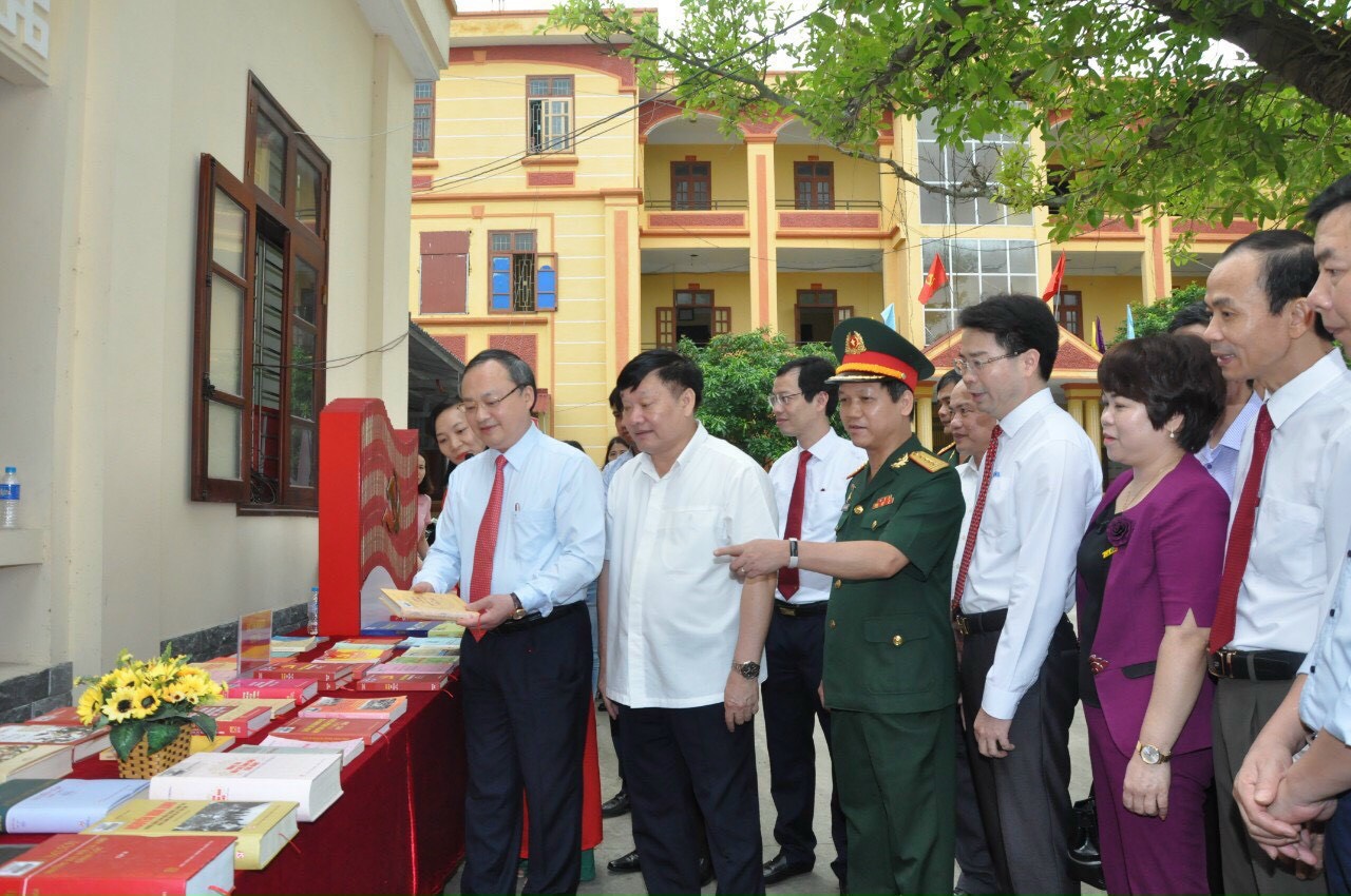 Trưng bày, giới thiệu sách báo tại Lễ kỷ niệm 80 năm ngày thành lập chi bộ Đảng đầu tiên - tiền thân của Đảng bộ huyện Ân Thi (24.4.1941 - 24.4.2021)