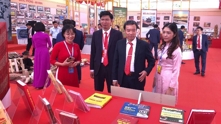 Trưng bày, giới thiệu sách báo, tài liệu chào mừng Đại hội Đại biểu Đảng bộ tỉnh Hưng Yên lần thứ I, nhiệm kỳ 2025 - 2030