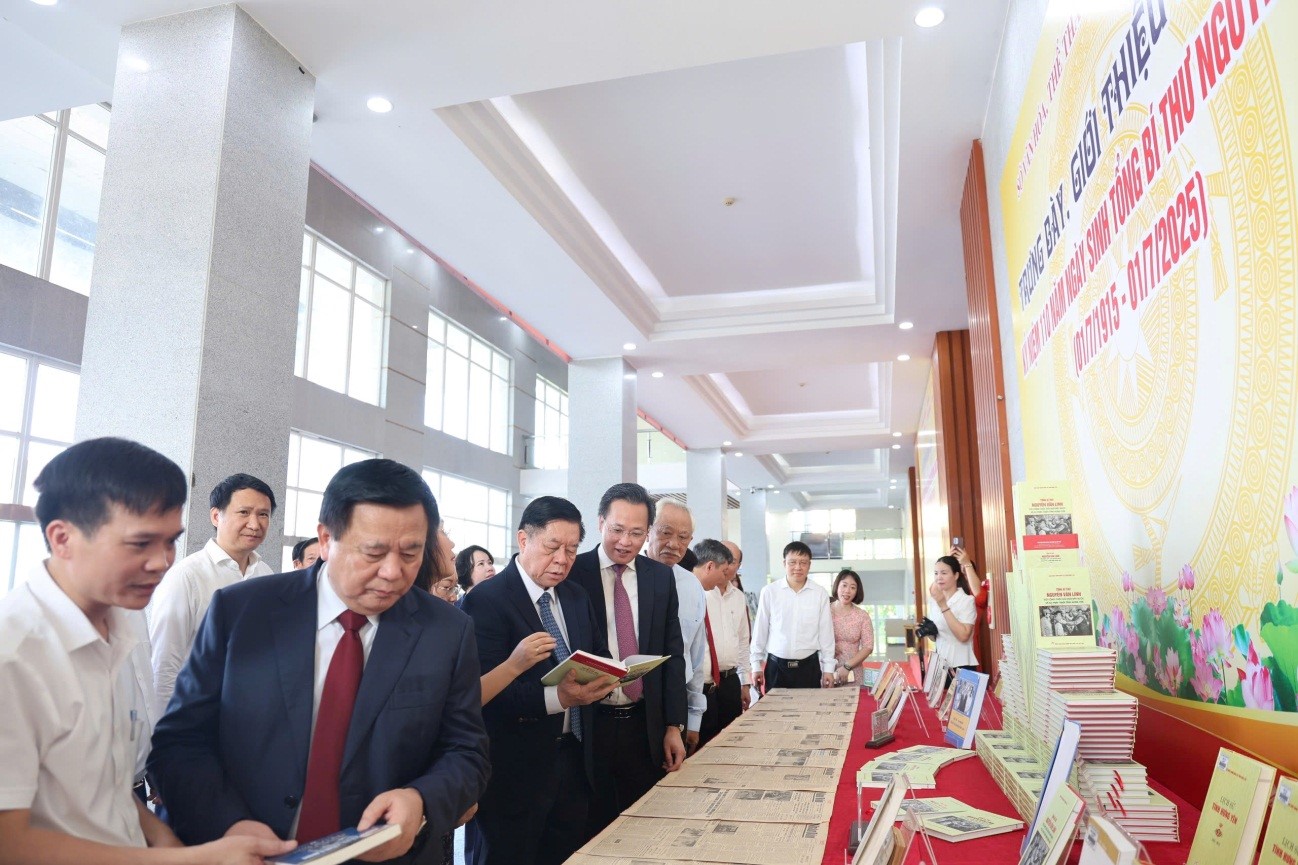 Trưng bày, giới thiệu sách báo Kỷ niệm 110 năm ngày sinh Tổng Bí thư Nguyễn Văn Linh (01/7/1915 - 01/7/2025)