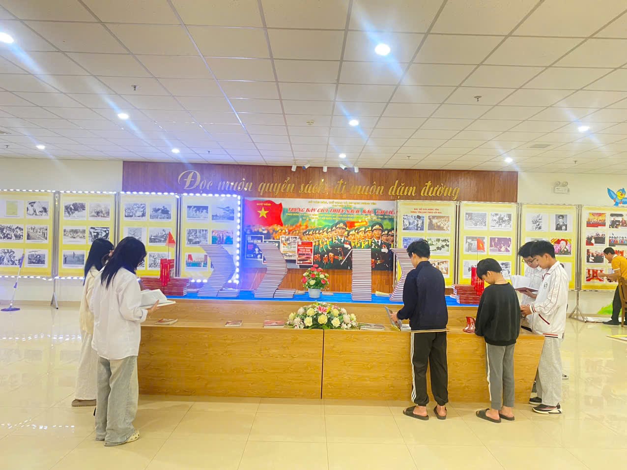 Trưng bày, giới thiệu sách báo, tài liệu chào mừng 81 năm Ngày thành lập Quân đội nhân dân Việt Nam (22/12/1944 - 22/12/2025) và 36 năm Ngày hội Quốc phòng toàn dân (22/12/1989 - 22/12/2025)