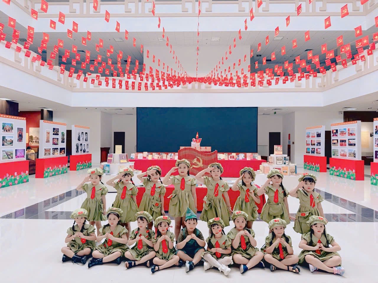 Trưng bày, giới thiệu sách báo, tài liệu kỷ niệm 80 năm Cách mạng tháng Tám (19/8/1945-19/8/2025); Quốc khánh nước Cộng hòa xã hội chủ nghĩa Việt Nam (02/9/1945-02/9/2025) và 80 năm Ngày truyền thống Ngành Văn hóa (28/8/1945 - 28/8/2025)