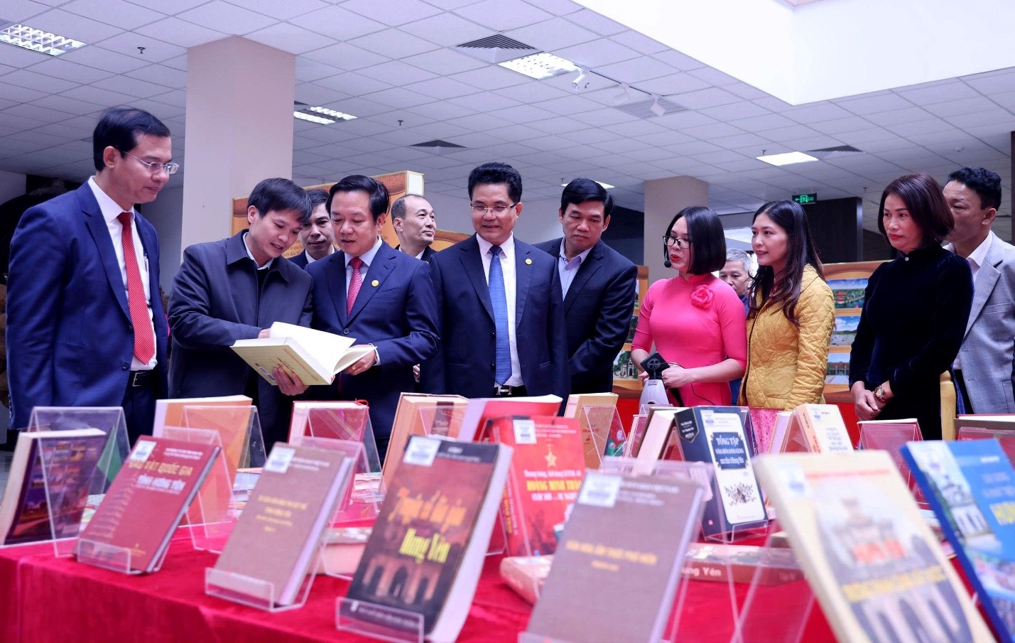 Trưng bày, giới thiệu sách tại Tuần văn hóa, thể thao và du lịch Hưng Yên năm 2025