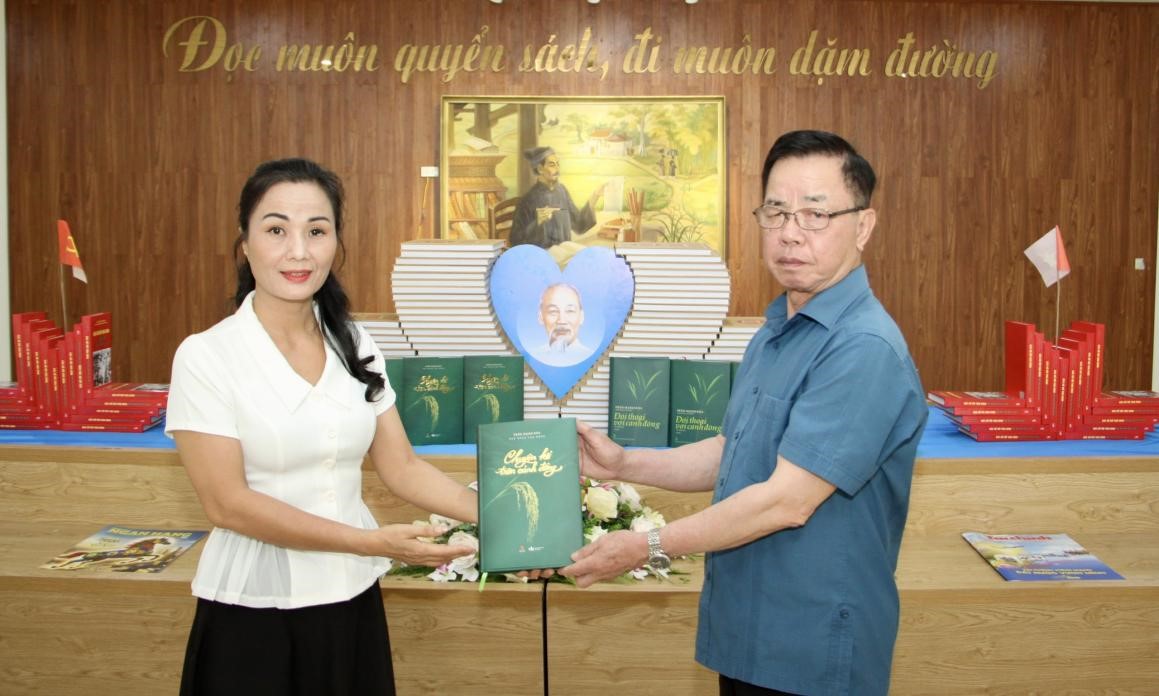 Anh hùng lao động Trần Mạnh Báo tặng sách Thư viện tỉnh