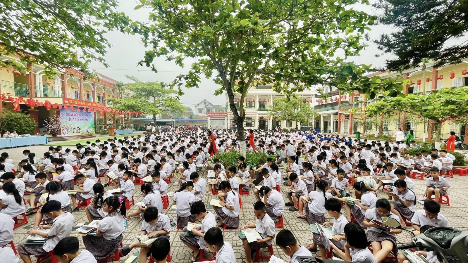 Thư viện lưu động - Lan tỏa niềm vui đọc sách tới các em học sinh Trường Tiểu học Liên Phương, phường Phố Hiến